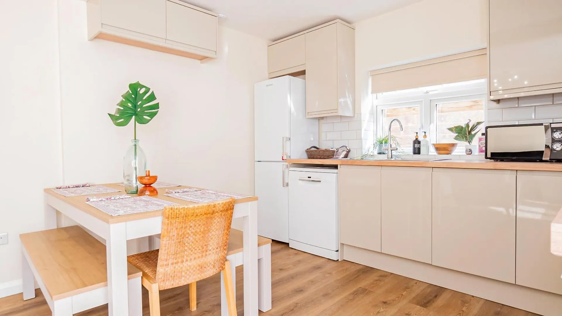 Beautiful 3 Bedrooms-2 Bathrooms 8 Minutes Walk From Hanwell Station, Sleeps 7 格林福德 英国