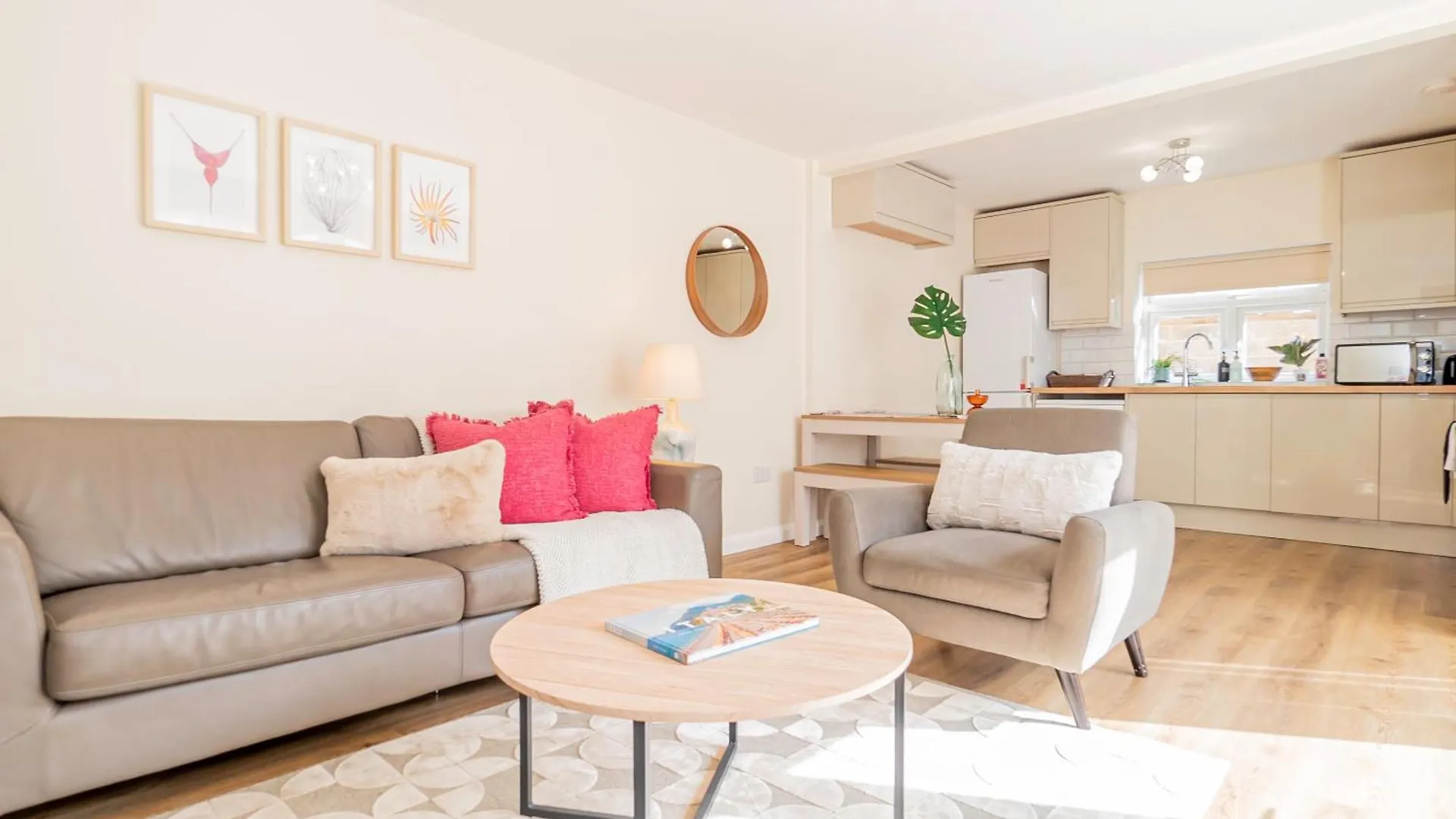 Beautiful 3 Bedrooms-2 Bathrooms 8 Minutes Walk From Hanwell Station, Sleeps 7 格林福德 公寓