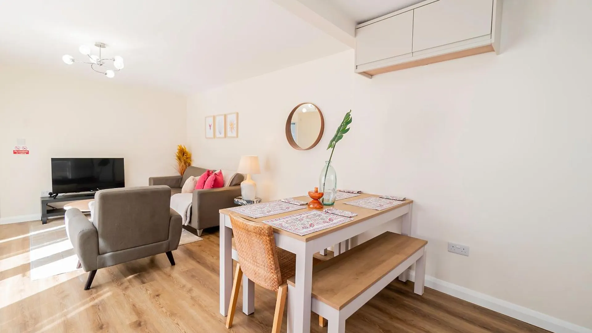 Beautiful 3 Bedrooms-2 Bathrooms 8 Minutes Walk From Hanwell Station, Sleeps 7 格林福德 0*,  英国