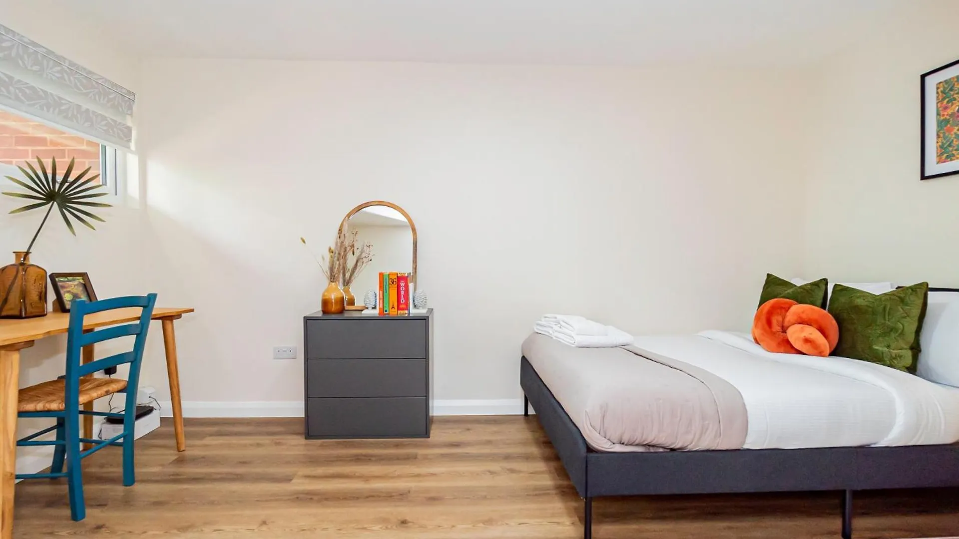 Beautiful 3 Bedrooms-2 Bathrooms 8 Minutes Walk From Hanwell Station, Sleeps 7 格林福德