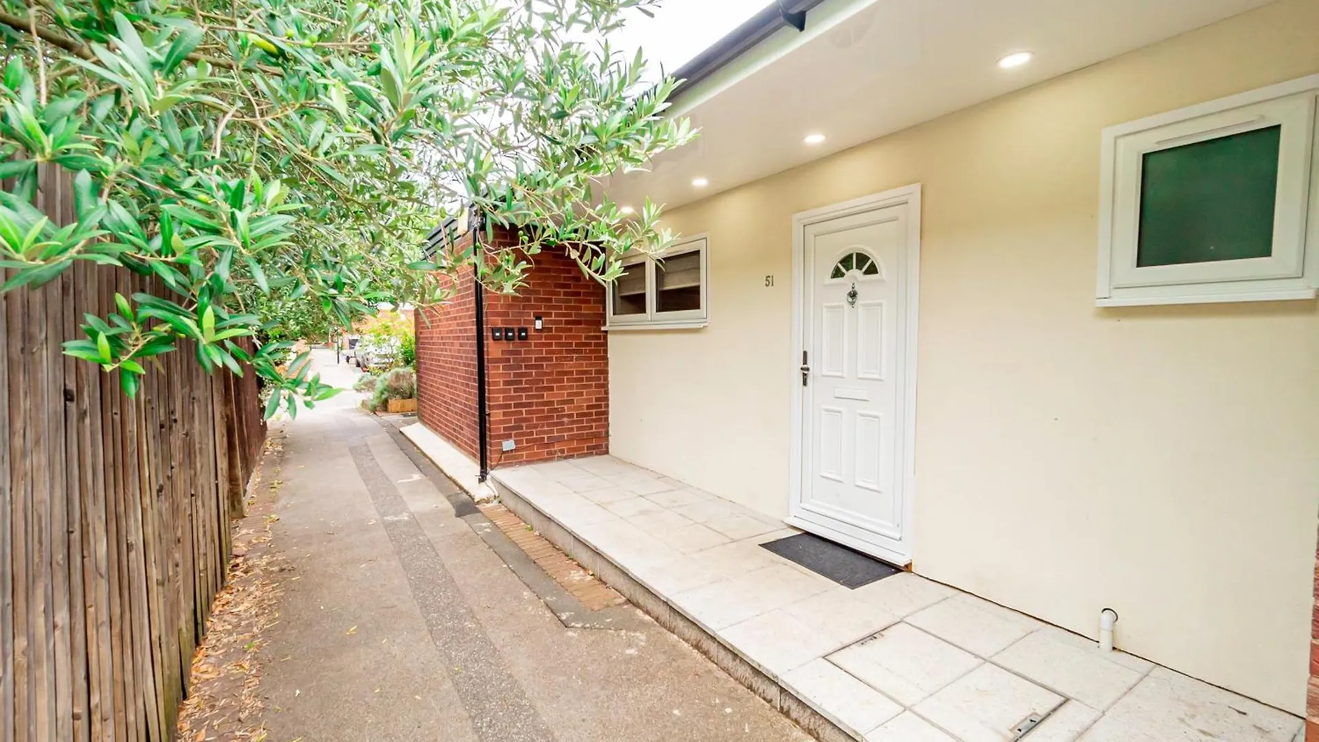 Beautiful 3 Bedrooms-2 Bathrooms 8 Minutes Walk From Hanwell Station, Sleeps 7 格林福德