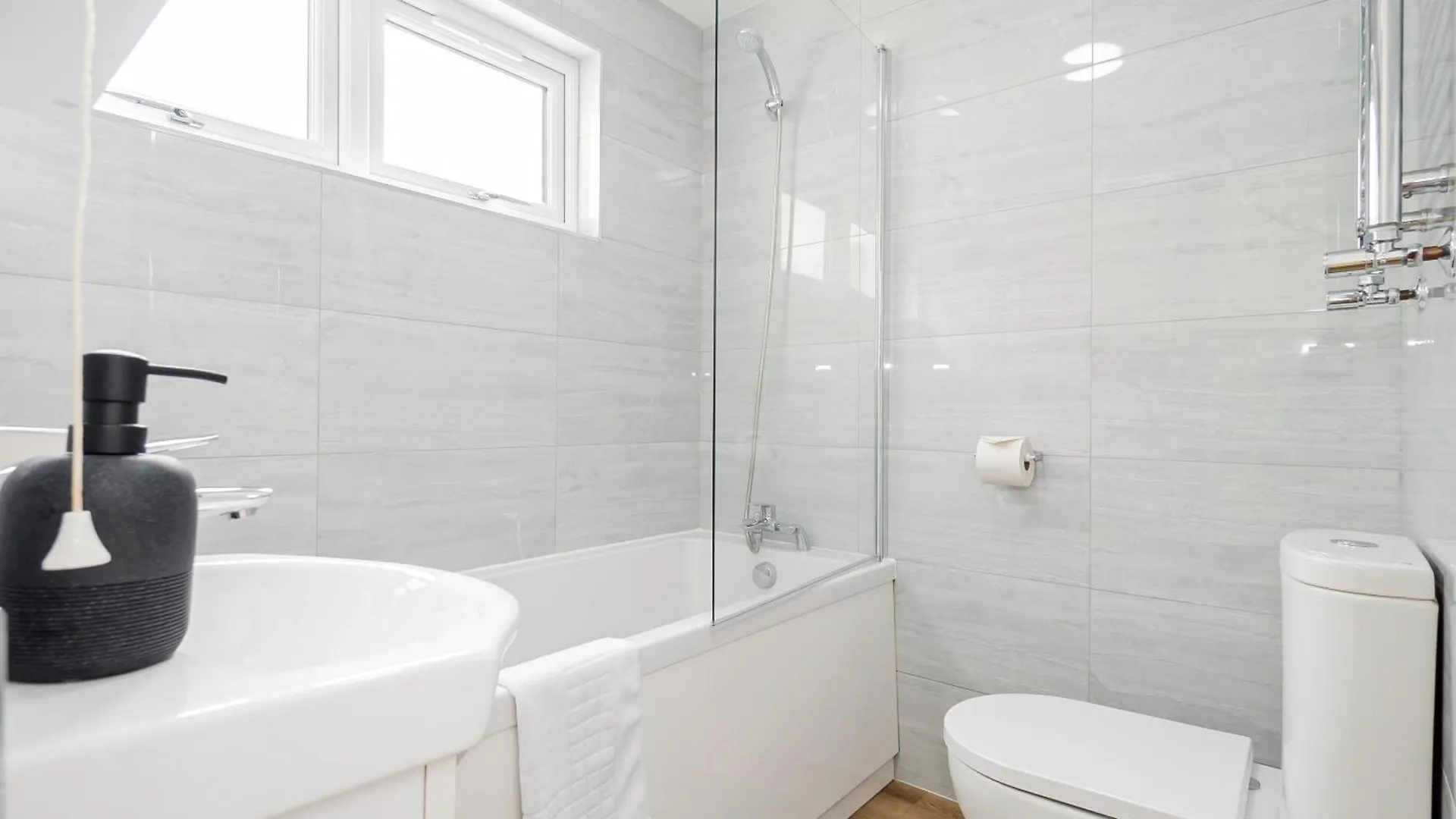 Beautiful 3 Bedrooms-2 Bathrooms 8 Minutes Walk From Hanwell Station, Sleeps 7 格林福德 公寓